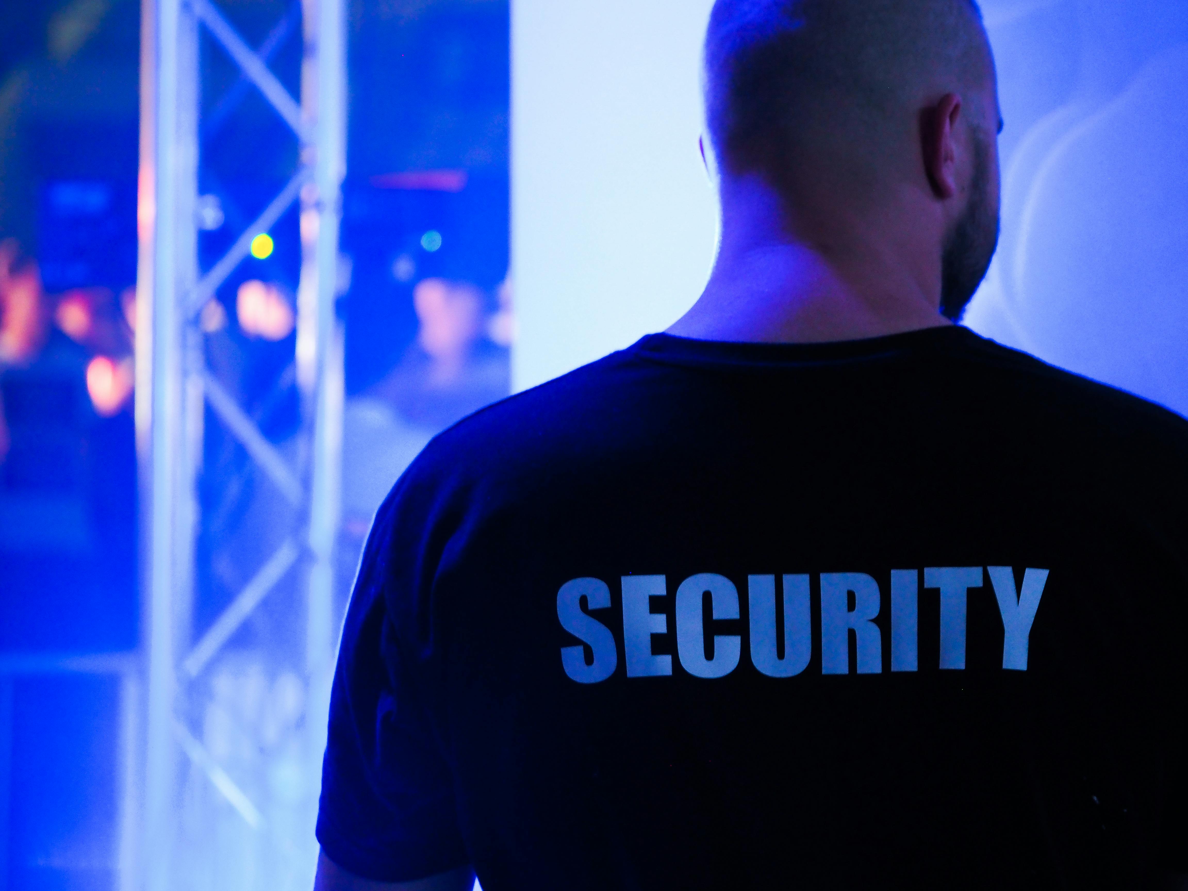 Usurpazione di pubbliche funzioni e procurato allarme nello svolgimento della security